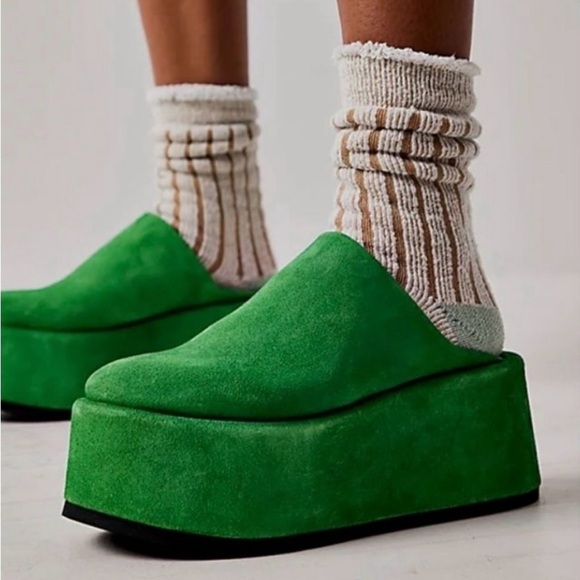 NWOT Free People Women’s Green Suede Mantra Platform Mules (SOLD OUT ONLINE!) - Picture 1 of 9